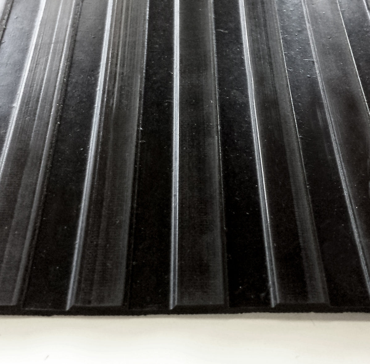 Rubber Matting 1m – Large Rib Black